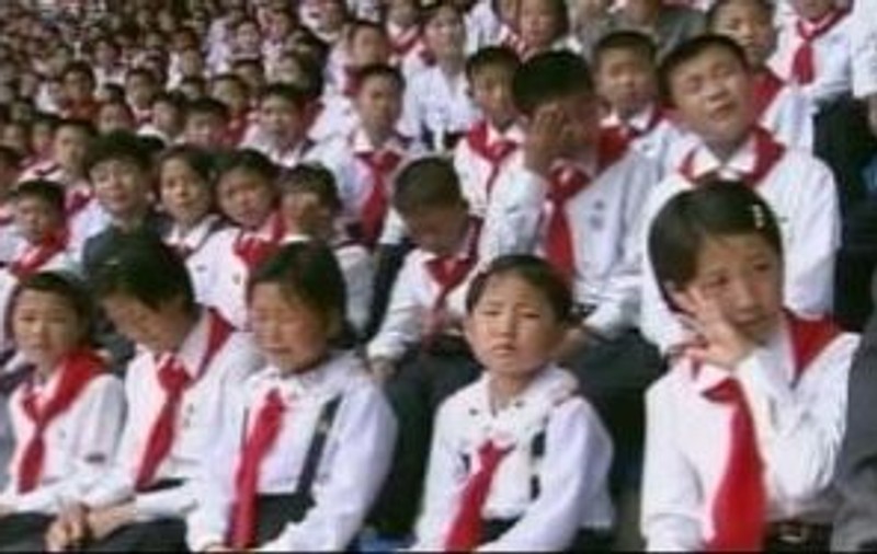 Mii de copii nord-coreeni, cu lacrimi în ochi în faţa lui Kim Jong-Un | VIDEO