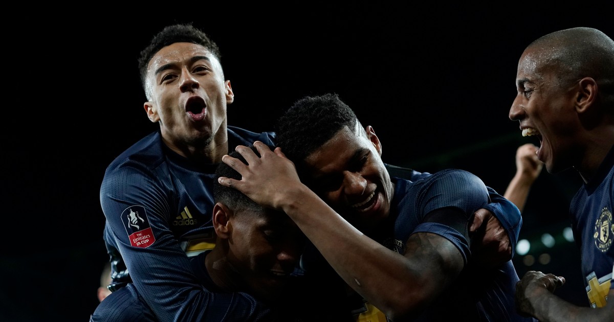Fotbaliștii lui Manchester United, bucurându-se după un gol marcat.