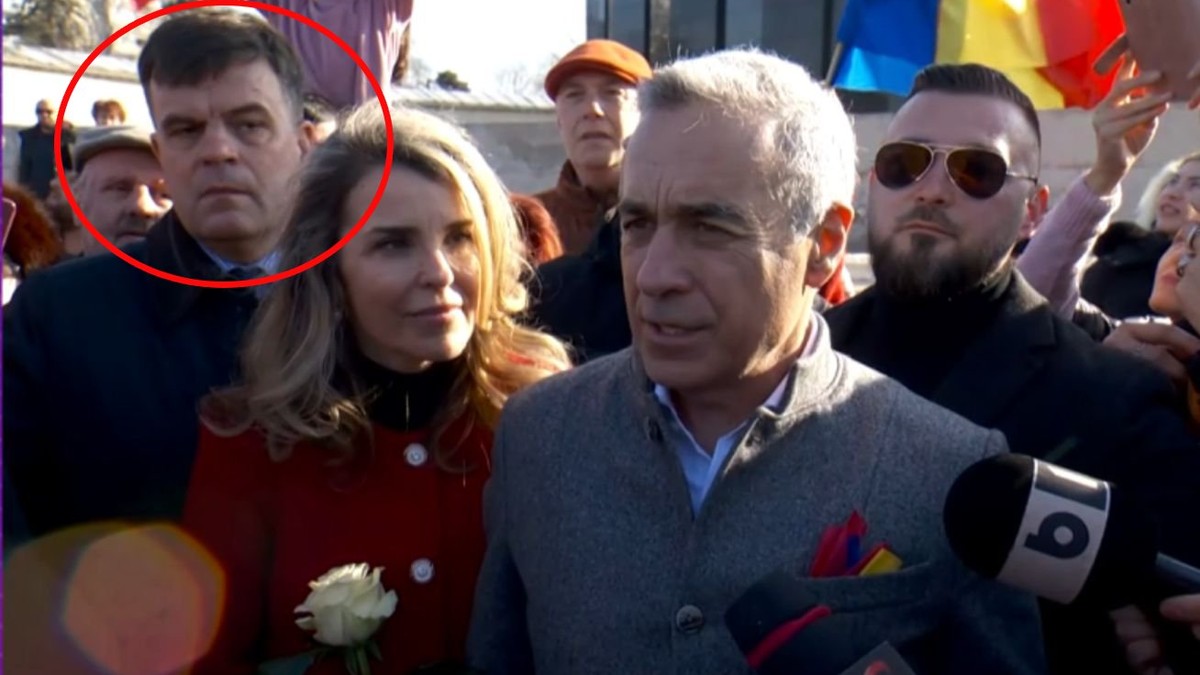 Nicolae Radu, în stânga fotografiei, încercuit cu roșu, alături de Călin Georgescu