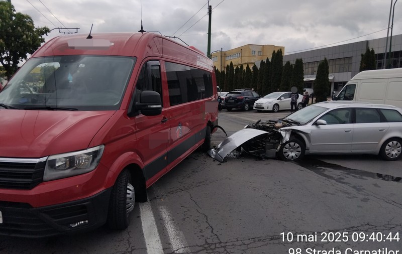 Zece copii aflați într-un microbuz și trei adulți au fost transportați la spital, după un accident în Brașov
