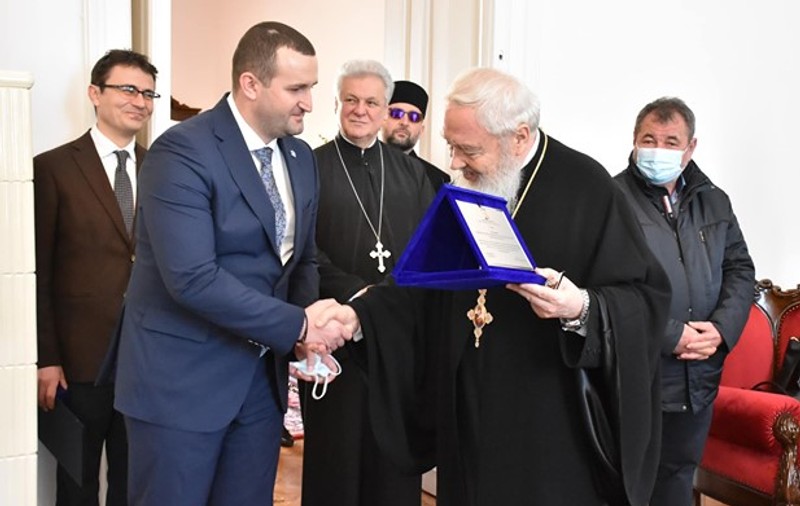 Szilard Tasnadi, prefectul Clujului, fără mască de protecție la întâlnirea cu ÎPS Andrei. Reacția instituției: a scos poza de pe Facebook