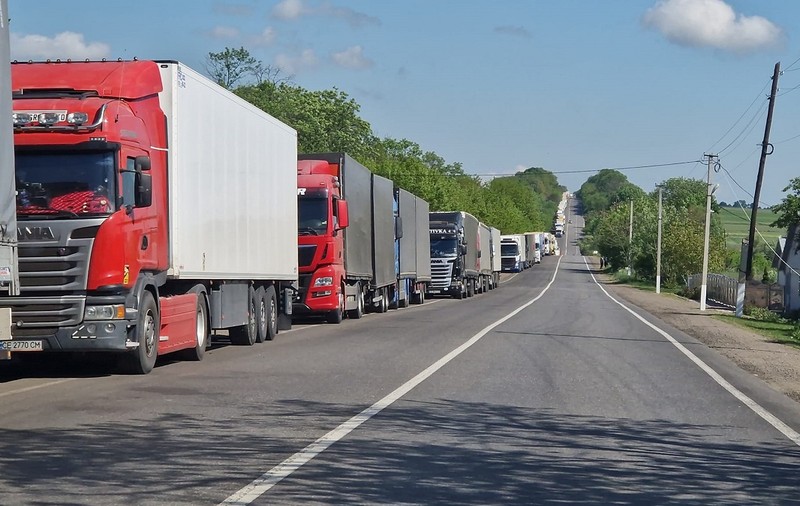 Camioanele stau 13 ore ca să iasă din România, la Vama Siret. Ministrul de interne explică de ce sunt cozi la granița cu Ucraina