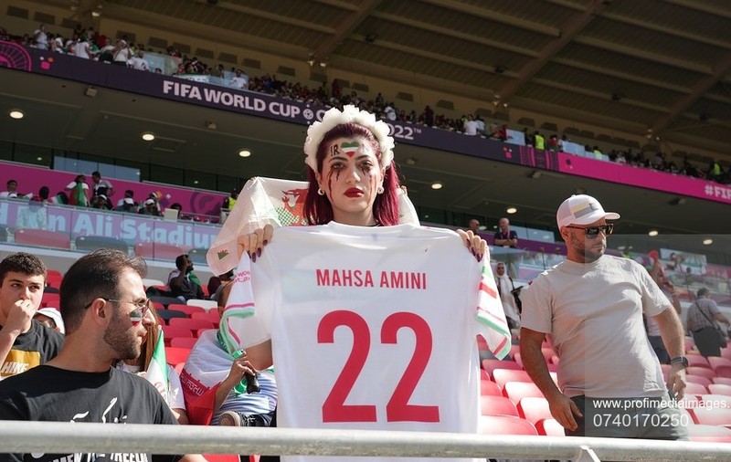 Protest al fanilor iranieni la Cupa Mondială. Bărbat escortat afară din stadion, pentru că afișa mesaje în sprijinul protestelor din Iran
