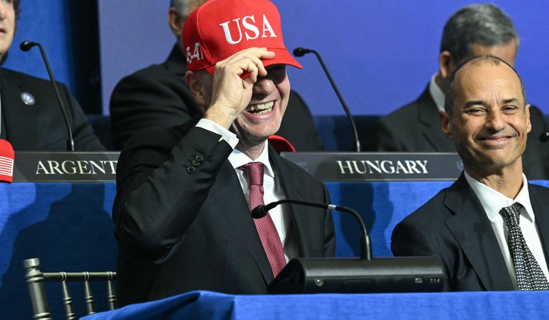 Președintele FIFA, Gianni Infantino, poartă o șapcă cu inscripția „USA” în timp ce participă la reuniunea inaugurală a „Consiliului Păcii” găzduită de președintele american Donald Trump la Institutul American pentru Pace din Washington, DC, pe 19 februarie 2026. Foto: AFP