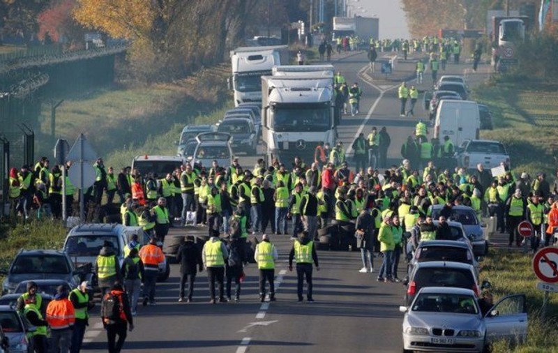 48 de polițiști au fost răniți în confruntările de la Toulouse, din Franța. Vestele galbene, scene de guerilă urbană