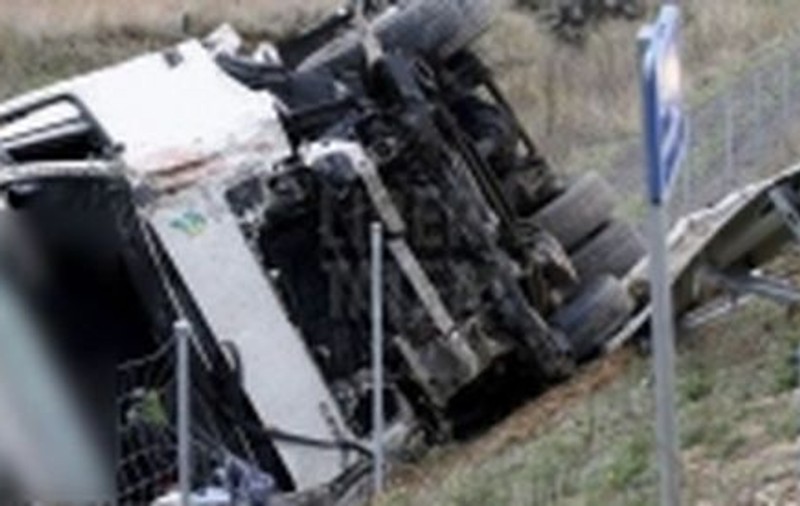 TIR răsturnat, după ce şoferul a vrut să evite o groapă de pe şosea