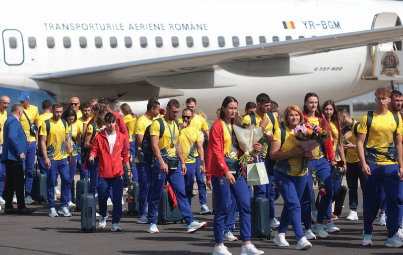 Canotorii medaliați la Jocurile Olimpice și gimnaștii s-au întors în România