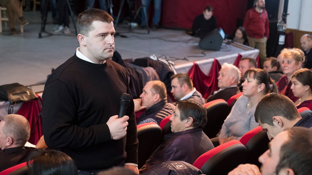 Preotul Bírók Károly participa la adunarea sătească de sâmbăta 1 februarie.