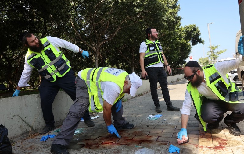 Poliția din Israel anunță un „presupus atac terorist” lângă Tel Aviv. O femeie a murit înjunghiată și trei bărbați au fost răniți