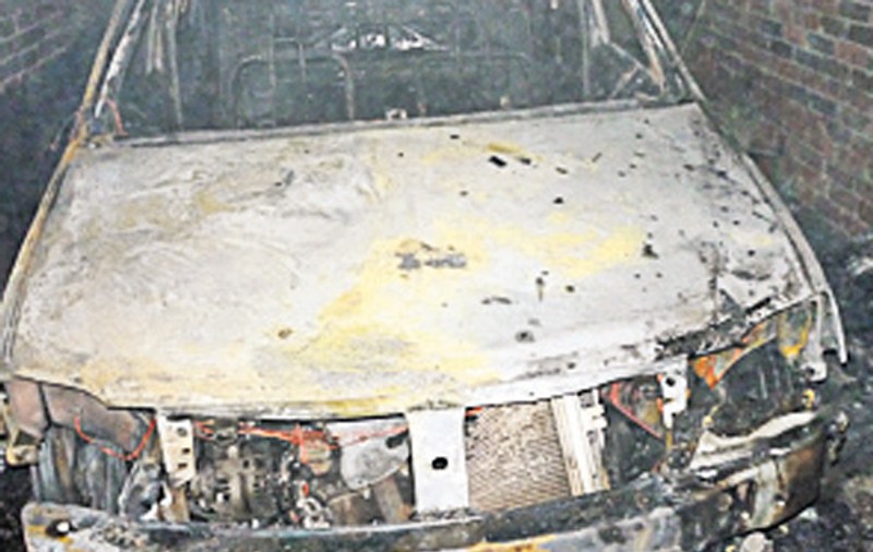 I-a luat foc maşina în garaj