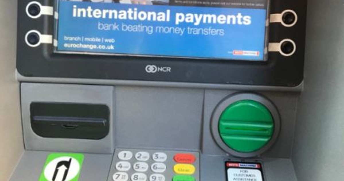 A descoperit o cameră video minusculă instalată într-un ATM