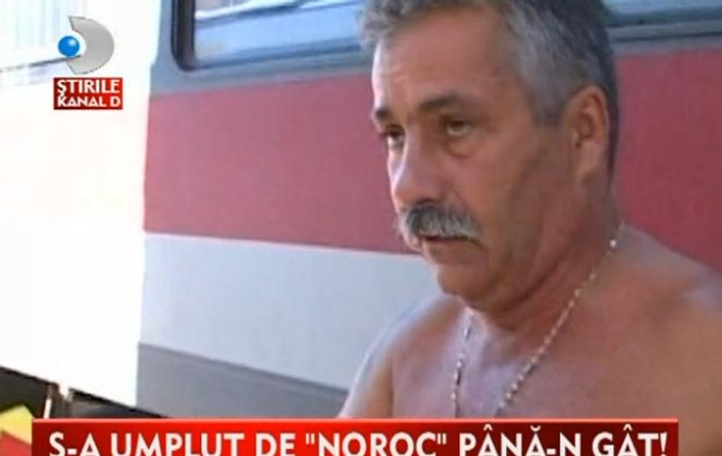 L-a LOVIT ”NOROCUL”, în tren, pe nepregătite. L-A UMPLUT din CAP până în PICIOARE! ȘI MIROSEA de la o POȘTĂ! VIDEO
