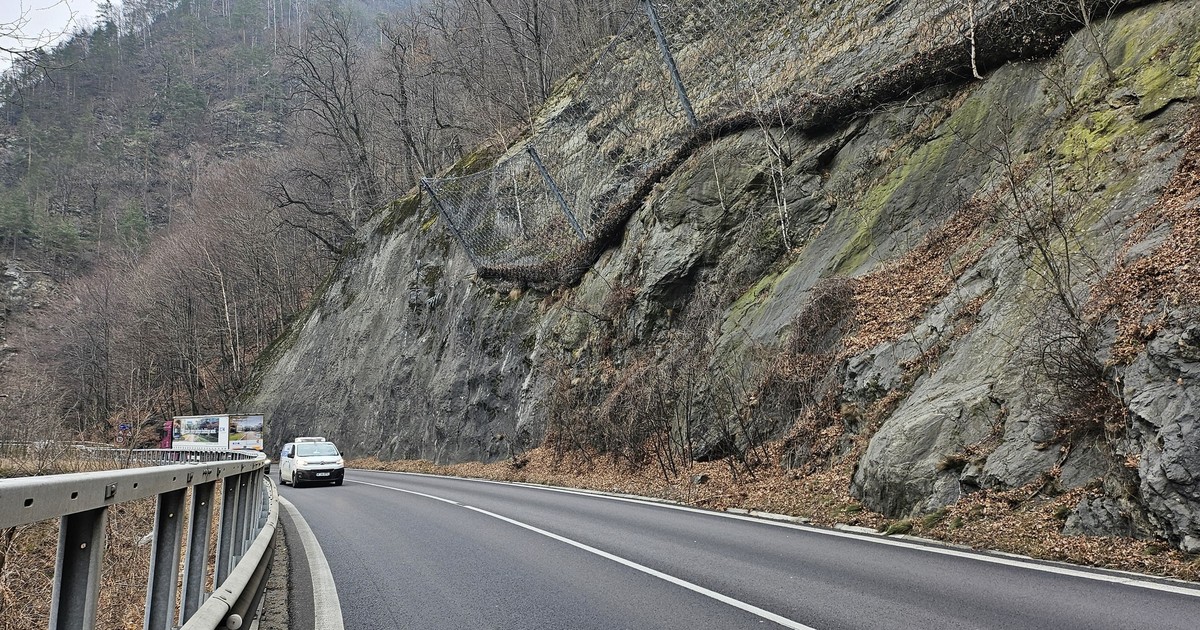 Mașină în trafic, pe Valea Oltului