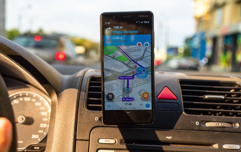 Șoferii români vor să marcheze mașina de Poliție cu vreme rea și radarul cu ceață pe Waze, dacă alertele vor deveni ilegale