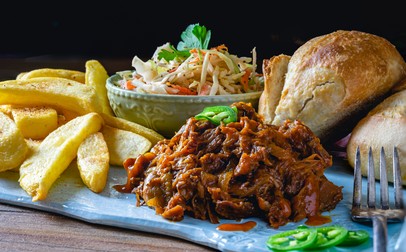 Jackfruit prăjit cu salată de varză