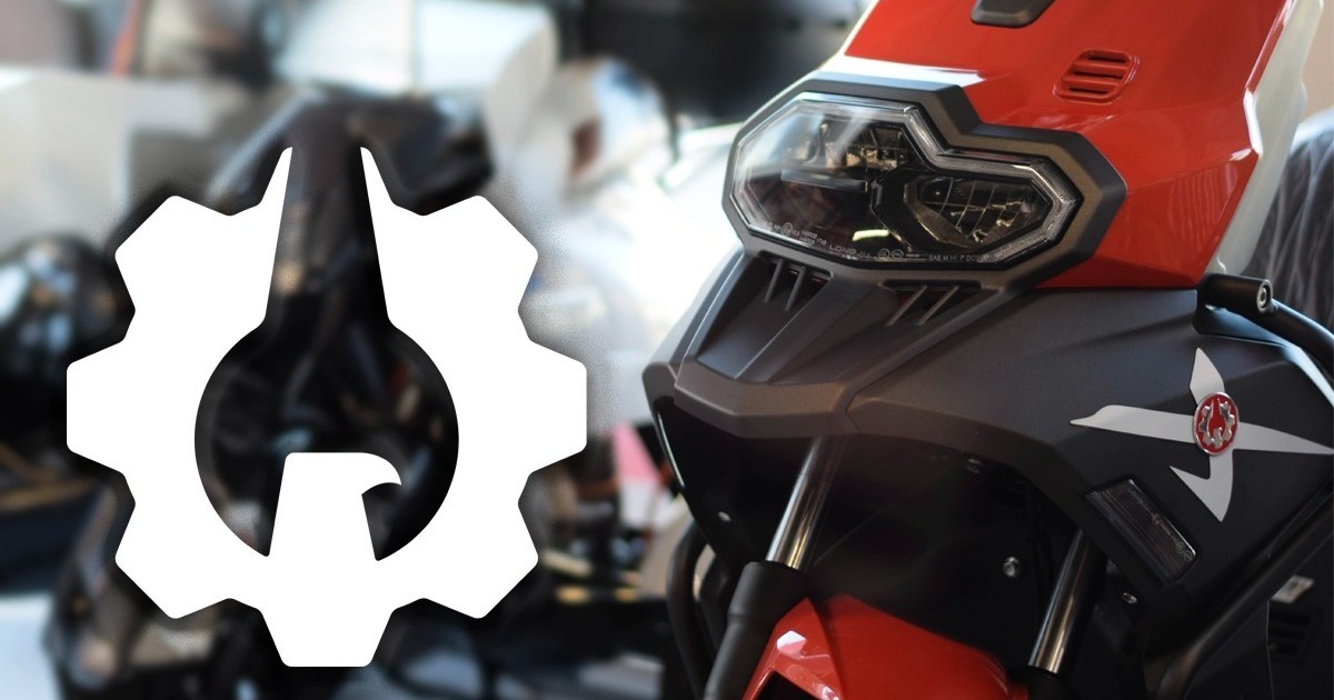 Scuter rosu pe benzina de la Rotakt