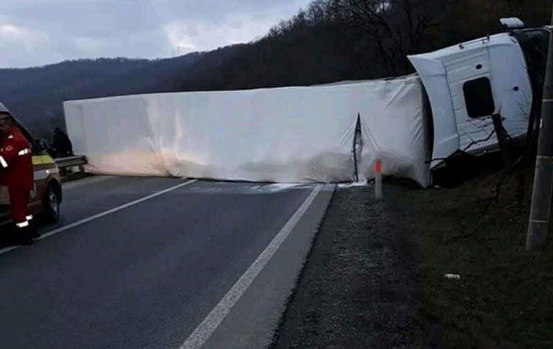 Doi morți și doi răniți, într-un accident între Cluj și Oradea. Un TIR și două mașini, implicate
