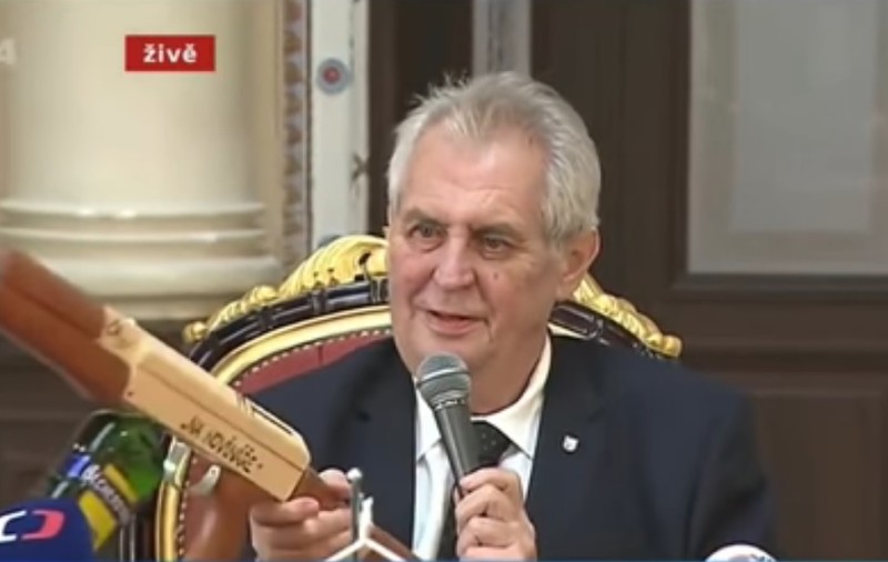 VIDEO| Președintele Cehiei amenință presa cu un ”Kalașnikov” inscripționat "pentru jurnaliști"