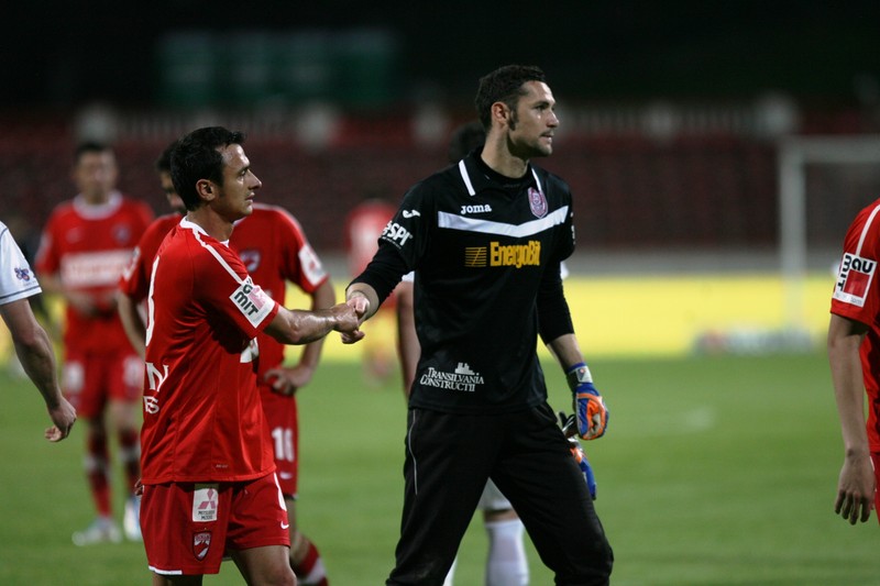 FC Voluntari a anunţat, vineri, că a obţinut serviciile portarului Mihai Mincă, acesta semnând un contract valabil până la finalul sezonului, cu opţiune de prelungire. “Fotbal Club Voluntari anunţă transferul portarului Mihai Mincă, de la CS Şirineasa. Portarul, în vârsta de 33 de ani a semnat un contract valabil până la finalul sezonului, cu opţiunea prelungirii”, este anunţul grupării din Voluntari. Mihai Mincă a îmbrăcat tricoul liderului Ligii I, CFR Cluj, în sezonul trecut şi a reuşit să bifeze peste 100 de prezenţe în primul eşalon de-a lungul carierei pentru Unirea Alba Iulia, Rapid Bucureşti, Gloria Buzău, FC Braşov şi CFR Cluj.