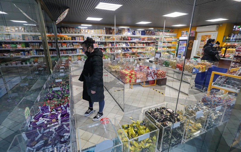 Rușii cheltuiesc de două ori mai mult pe mâncare decât înainte de începerea războiului