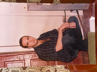 Alexandru a fost împușcat, bătut, încătușat de balustradă