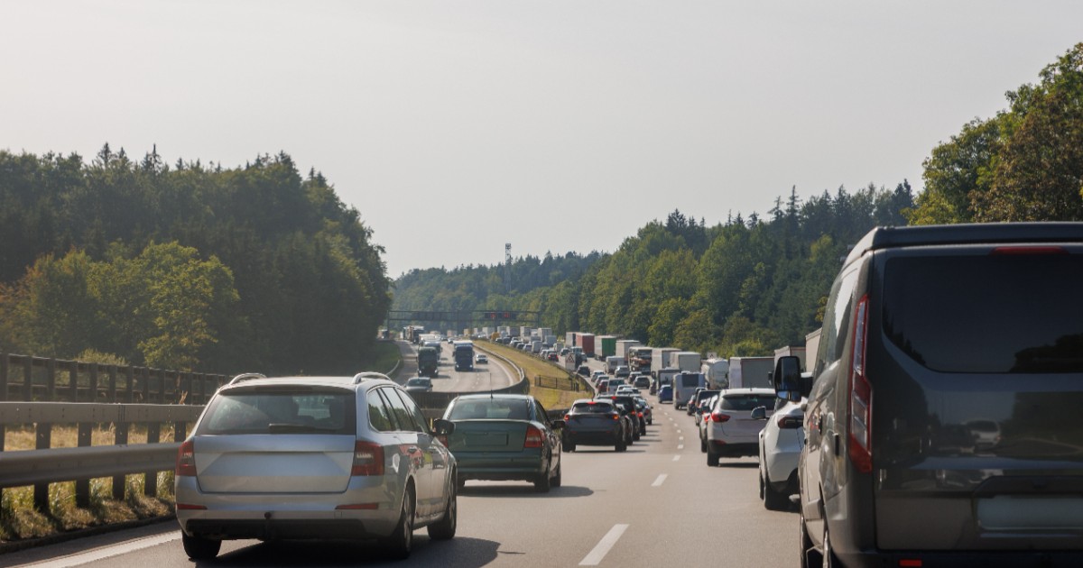 Mai multe mașini care circulă pe șosea