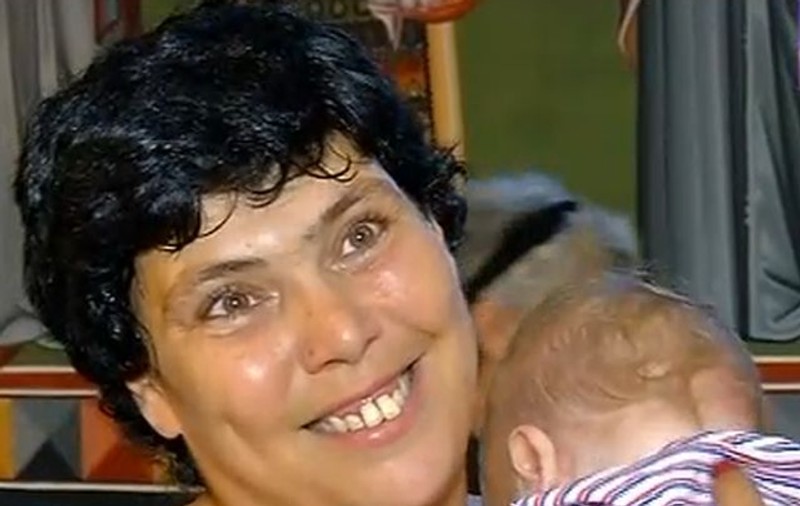 Ioana Tufaru îi taie moțul băiețelului ei. Cine este cea care se va ocupa de fiul ei
