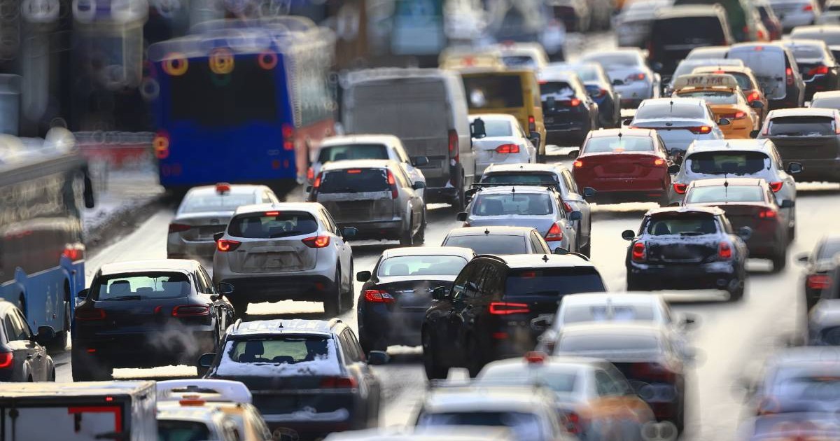 ambuteiaj, multe masini in trafic probabil la o ora de varf, aglomeratie in trafic