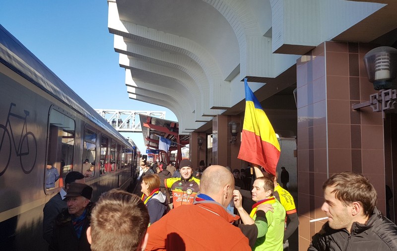 VIDEO REPORTAJ - Părinți, bunici și nepoți au întâmpinat ”Trenul Unirii” în gara Vaslui. Au încins hore și-au cântat la unison