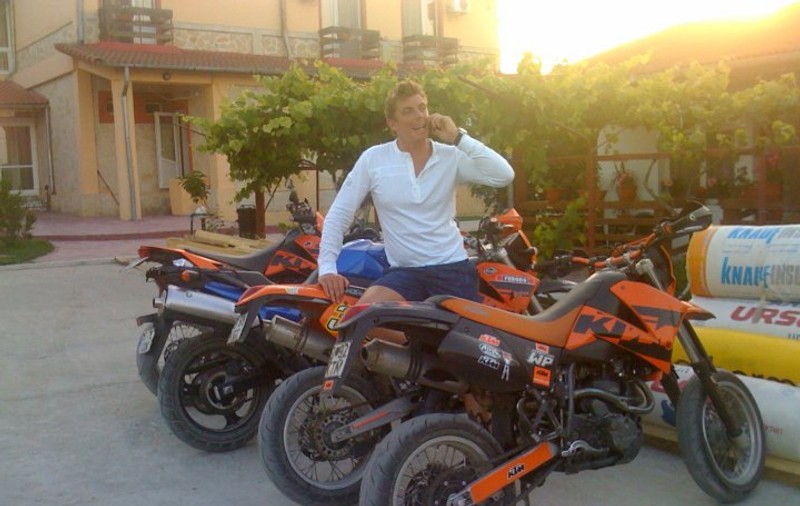 Dragoş Stoenescu, portarul echipei naţionale de polo a României şi-a reparat motocicleta şi bicicleta în vacanţă