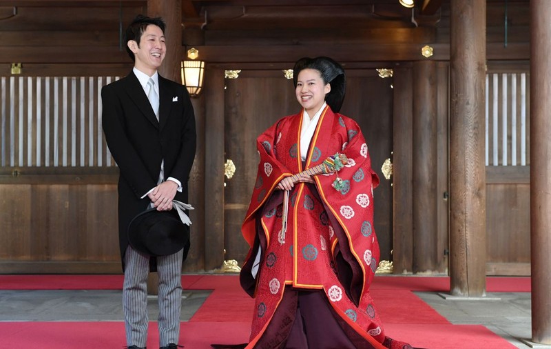 Nuntă în familia imperială japoneză. Prințesa Ayako s-a căsătorit cu alesul inimii, un bărbat din popor, și renunță la statusul regal. Va primi o despăgubire uriașă din partea împăratului