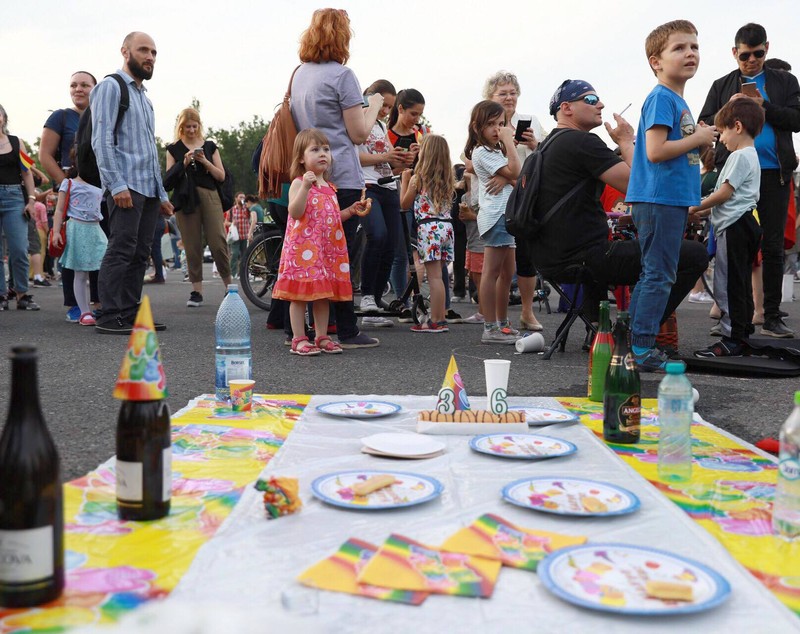 Manifestație în Piața Victoriei după alegerile europarlamentare. Sute de oameni sărbătoresc cu tort rezultatul votului / FOTO