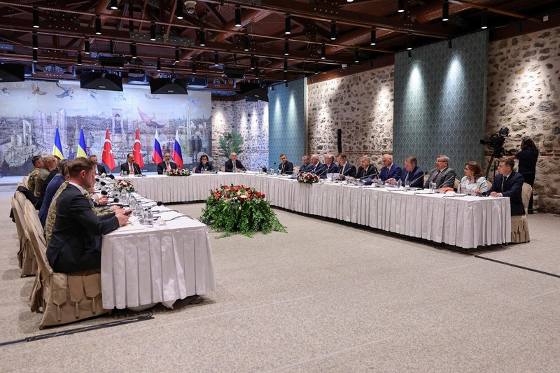 Negocieri ruso-ucrainene, la Istanbul, 16 mai 2025. Delegația rusă la dreaptă, cea ucraineană la stânga Foto: Profimedia