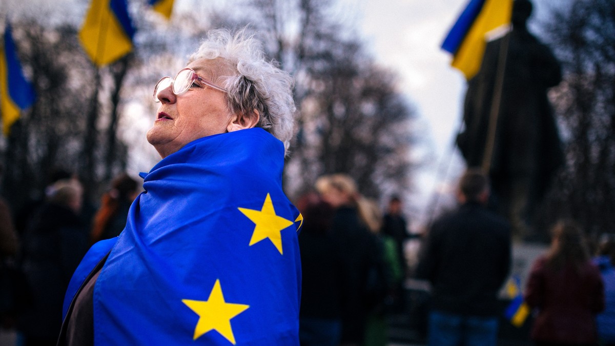 O femeie din Luhansk, estul Ucrainei, învelită în steagul UE, la un protest pro-european din 15 aprilie, 2014. Foto: Profimedia
