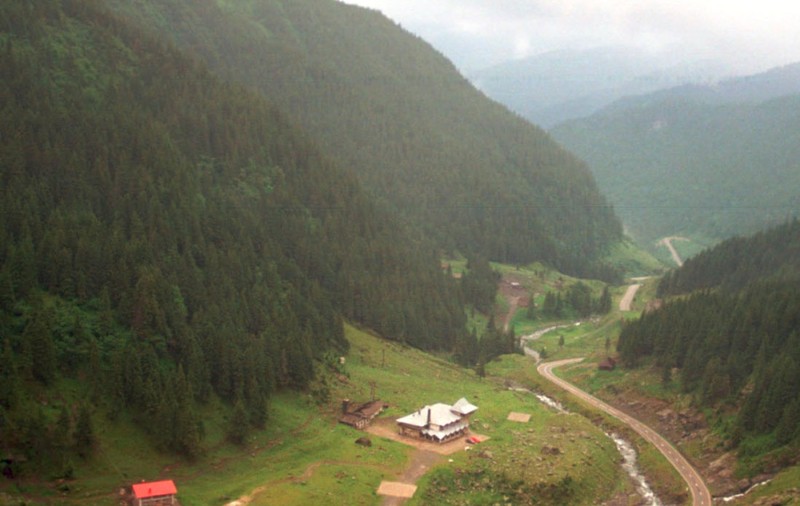 O maşină a căzut într-o prăpastie, pe Transfăgărăşan