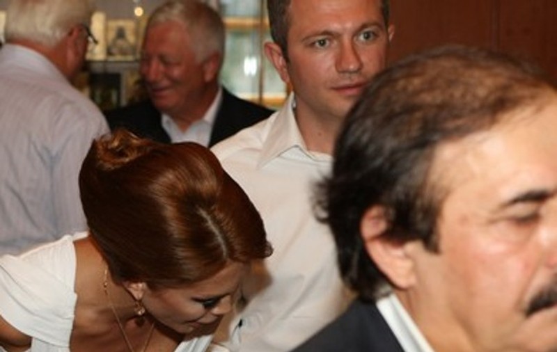 CRISTINA SPĂTAR, ISPITĂ în Biserică, la botezul fiicei sale. Măreşte poza să vezi prin ce-a trecut popa!