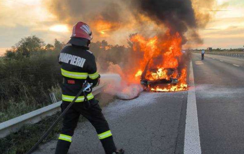 O mașină a luat foc pe A1, pe sensul spre București. ISU Argeș anunță că nu sunt victime