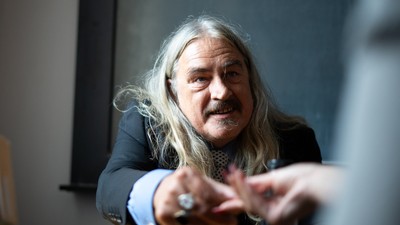 Ilja Leonard Pfeijffer dand autografe la FILIT Iasi FOTO Facebook FILIT Iasi