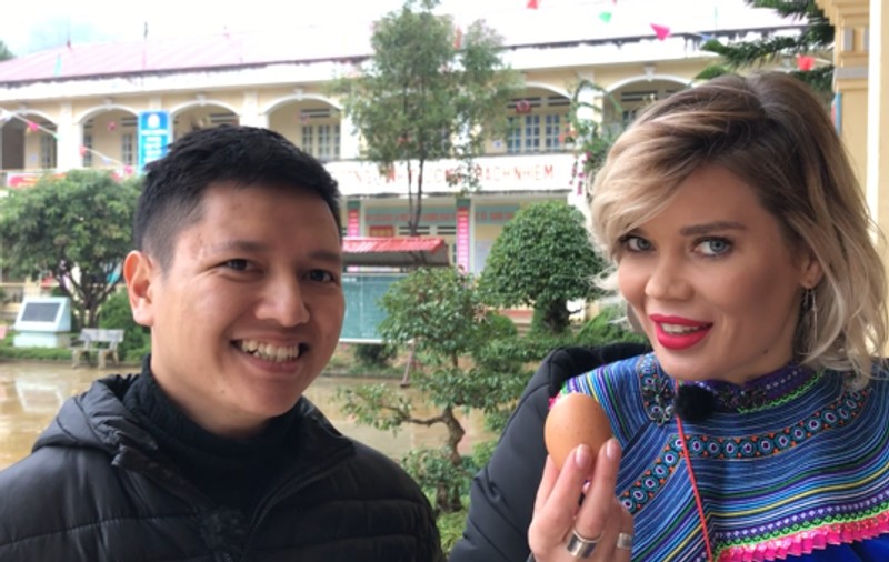 Gina Pistol ia lecții de vietnameză. Blonda sexy a făcut-o și pe asta