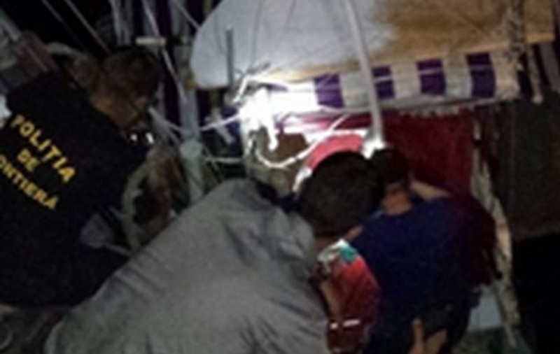 Un bărbat din Belarus, care plutea pe o barcă improvizată,  a fost salvat de  poliţiştii de frontieră