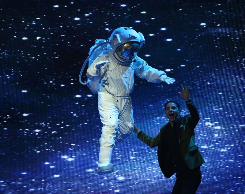 Vedeta care se deghizează într-un astronaut, la "Scena misterelor".  "Am zis că mor acolo" | FOTO