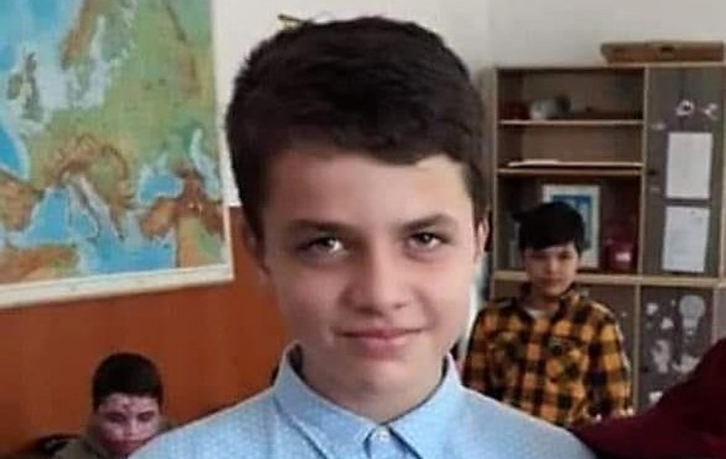 Un elev din Petroșani a dispărut din fața școlii. Tatăl lui spune că băiatul „a fost prins cu forța de către doi bărbați și urcat într-o mașină”