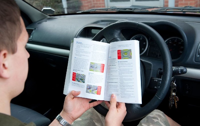 Un bărbat a dat examenul pentru permis de 128 de ori, l-a picat de fiecare dată și a pierdut mii de euro, în Marea Britanie