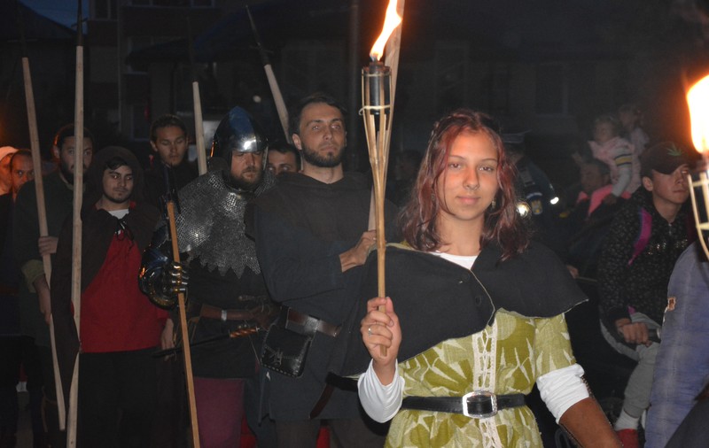 Festivalul medieval de la Suceava a debutat cu tradiționala ”Paradă a făcliilor”