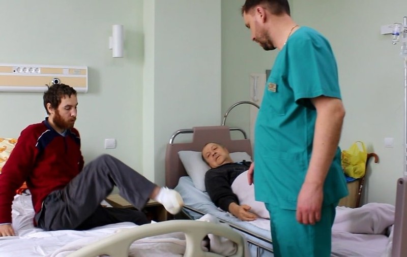 Medicii i-au amputat picioarele degerate unui ucrainean legat de ruși de un stâlp și abandonat în frig: „Victoria îmi va alina suferința”