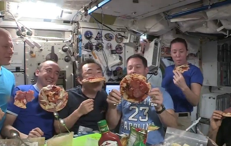 Cum arată o petrecere în spațiu. Imagini inedite cu astronauți mâncând pizza „plutitoare”