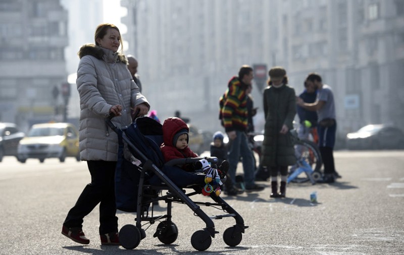 PROIECT | Stimulentul de inserție crește la 1.500 de lei pe lună pentru părinții care se întorc la lucru înainte de 6 luni