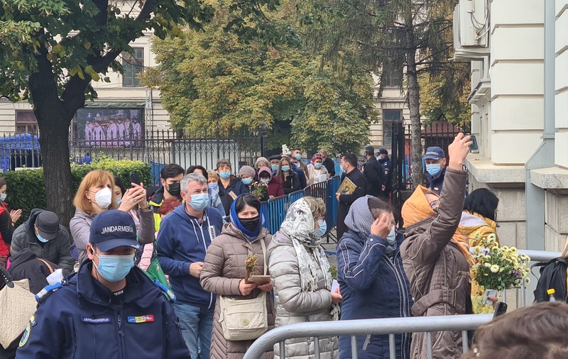 Reportaj. Toți oamenii Sfintei Parascheva: „Și vaccinul tot de la Dumnezeu e dat, nu?” vs „Nu ne temem, avem credință”