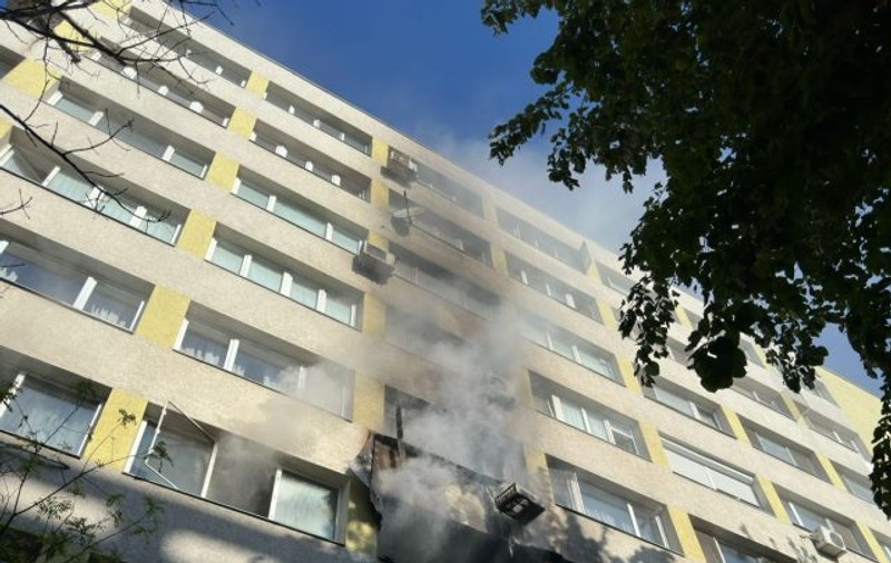 Incendiu într-un bloc din București. Oamenii au fost evacuaţi cu autoscara. 4 persoane au ajuns la spital