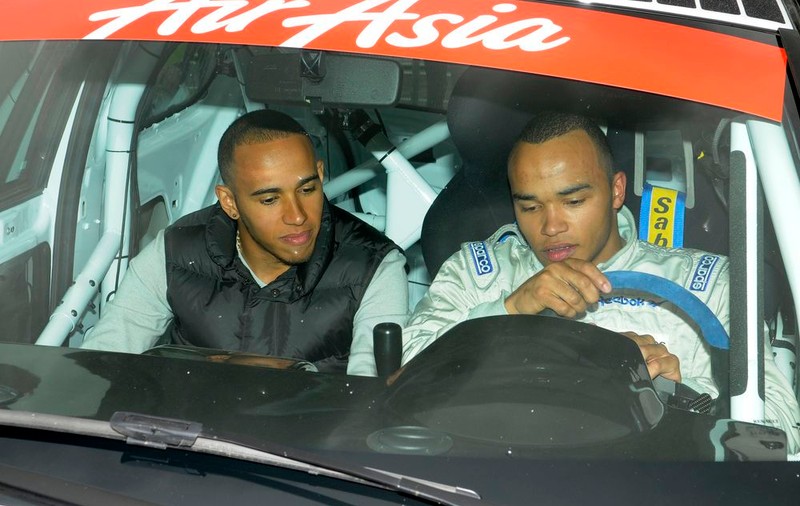 Fratele lui Lewis Hamilton suferă de paralizie cerebrală